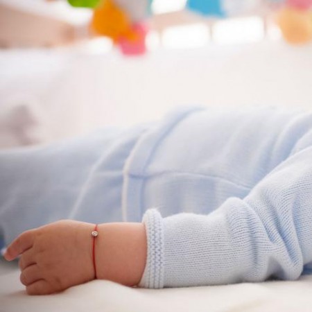 Piros cérnaszál gyémánttal babáknak Piros cérnaszál gyémánttal babáknak