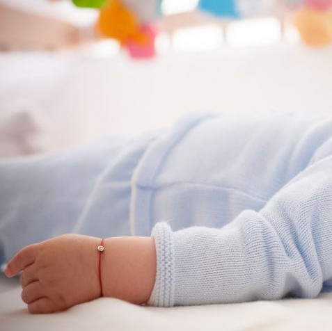 Piros cérnaszál gyémánttal babáknak Piros cérnaszál gyémánttal babáknak